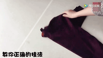 毛衣怎么挂不变形，怎样挂毛衣不变形肩部不起角的方法（简单一招衣领轻松复原）
