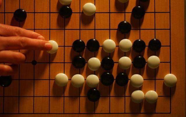 围棋三十六种杀法，围棋的基本杀法——生死存亡杀法（韩老师围棋棋理100条）