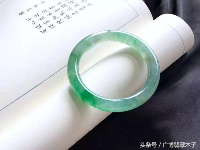 属马的女性适合戴什么手镯，属马的女人适合佩戴什么首饰（2018下半年十二生肖戴什么翡翠最旺运）