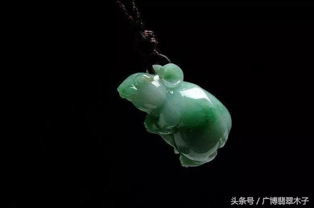 属马的女性适合戴什么手镯，属马的女人适合佩戴什么首饰（2018下半年十二生肖戴什么翡翠最旺运）