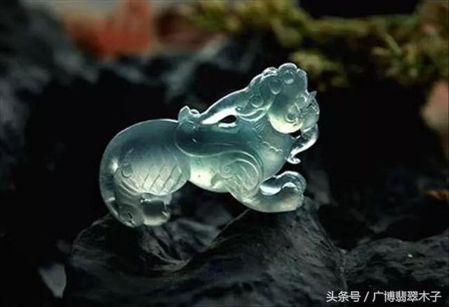 属马的女性适合戴什么手镯，属马的女人适合佩戴什么首饰（2018下半年十二生肖戴什么翡翠最旺运）