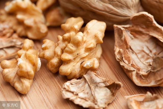 左胸口上方隐隐作痛是什么原因，女性出现左乳上方疼痛