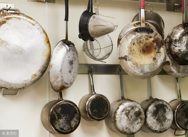 砂锅烧焦了怎么洗掉黑黑的，严重烧糊的砂锅怎么处理（铁锅、铝锅、不锈钢锅……锅底烧糊怎么办）