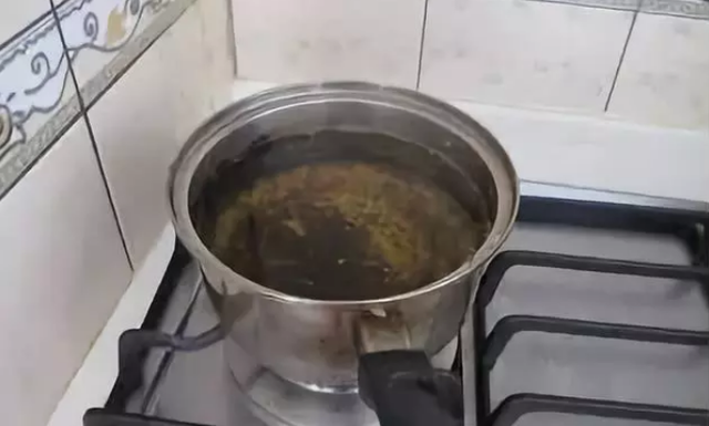 砂锅烧焦了怎么洗掉黑黑的，严重烧糊的砂锅怎么处理（铁锅、铝锅、不锈钢锅……锅底烧糊怎么办）