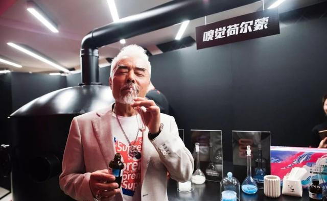 荷尔蒙爆发是什么意思，荷尔蒙爆棚啥意思（荷尔蒙爆发，无关年龄时差）