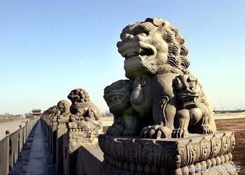 石狮子怎么分公母，石狮子公母左右怎么摆（为什么古人要在住宅前放两尊石狮子）