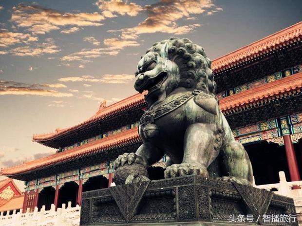 石狮子怎么分公母，石狮子公母左右怎么摆（为什么古人要在住宅前放两尊石狮子）