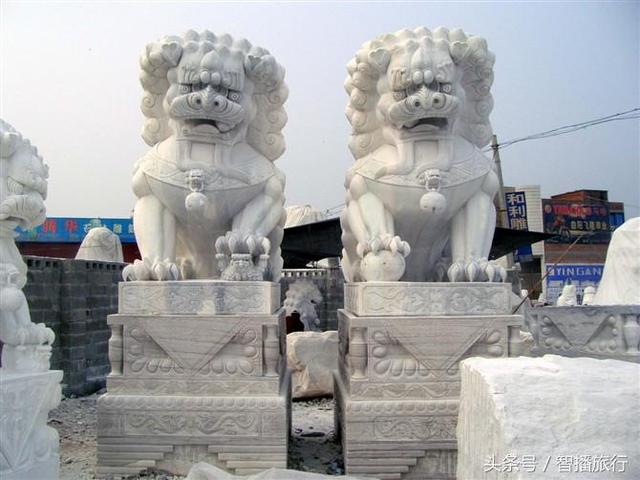 石狮子怎么分公母，石狮子公母左右怎么摆（为什么古人要在住宅前放两尊石狮子）