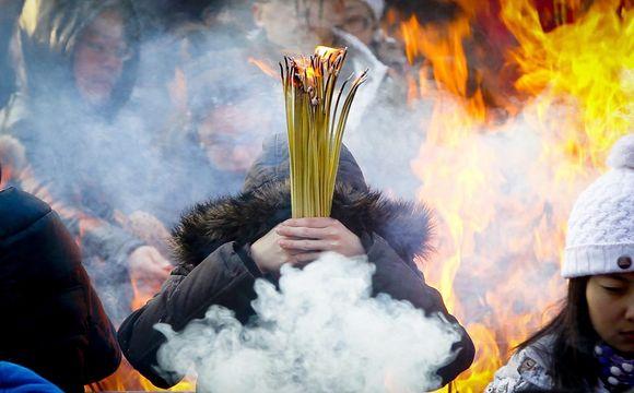 烧香都是一种宁可信其有不可信其无,万一灵验了就赚了的心态去拜佛的