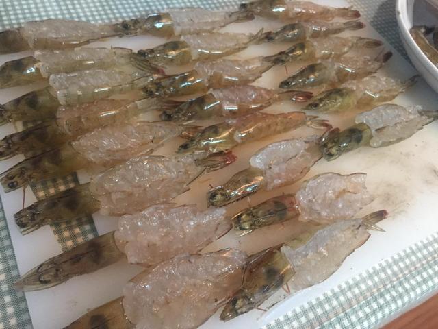 蒜蓉粉丝开背虾,蒜蓉粉丝开背虾的做法(蒜蓉两用加秘制调汁)