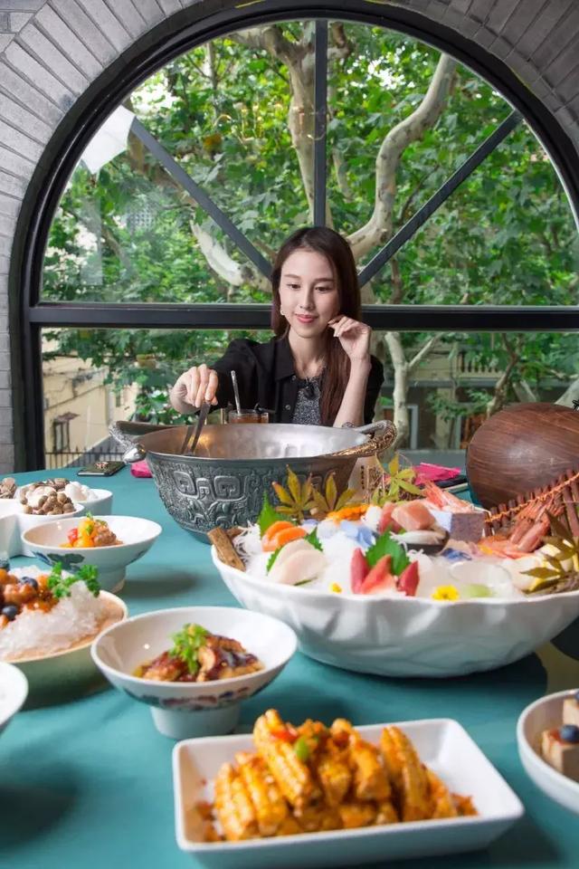 鹊鸲飞来了有什么寓意，喜鹊飞身上来象征着什么（魔都首家“点心火锅”开业）