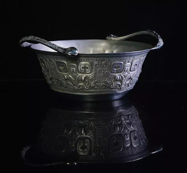 鹊鸲飞来了有什么寓意，喜鹊飞身上来象征着什么（魔都首家“点心火锅”开业）