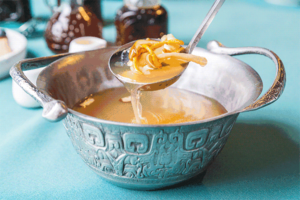 鹊鸲飞来了有什么寓意，喜鹊飞身上来象征着什么（魔都首家“点心火锅”开业）