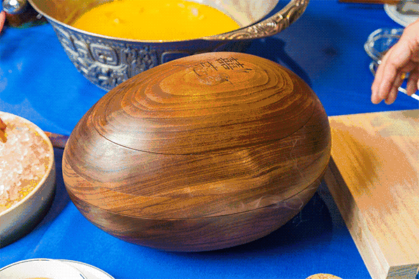 鹊鸲飞来了有什么寓意，喜鹊飞身上来象征着什么（魔都首家“点心火锅”开业）