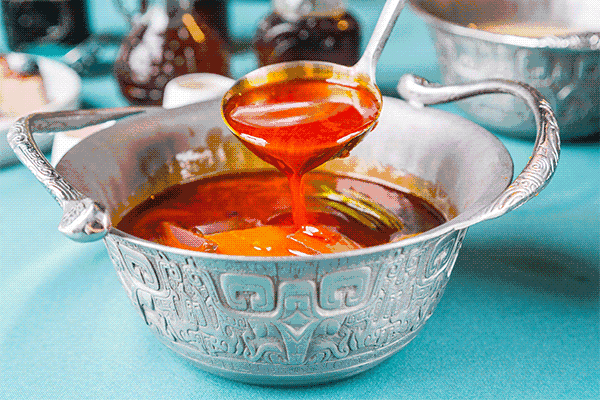 鹊鸲飞来了有什么寓意，喜鹊飞身上来象征着什么（魔都首家“点心火锅”开业）