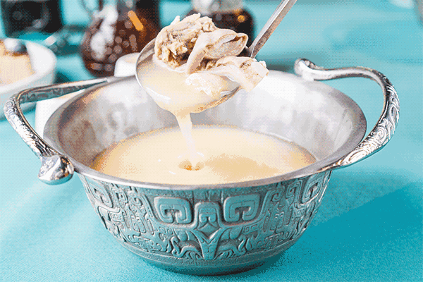 鹊鸲飞来了有什么寓意，喜鹊飞身上来象征着什么（魔都首家“点心火锅”开业）