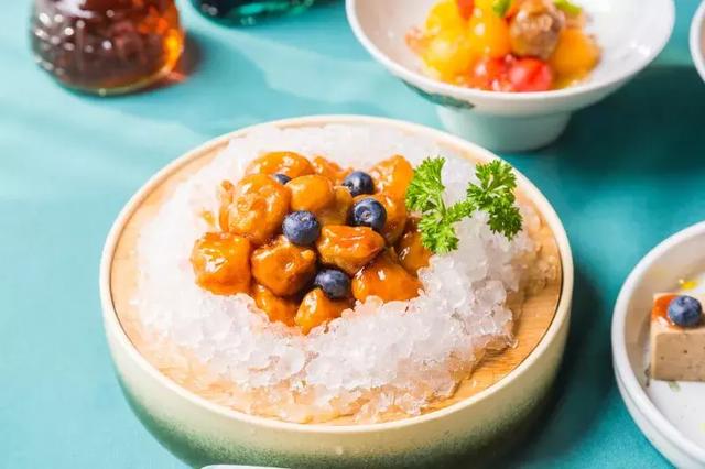 鹊鸲飞来了有什么寓意，喜鹊飞身上来象征着什么（魔都首家“点心火锅”开业）