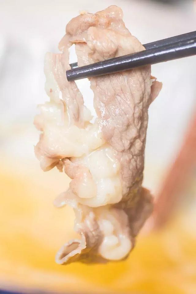 鹊鸲飞来了有什么寓意，喜鹊飞身上来象征着什么（魔都首家“点心火锅”开业）