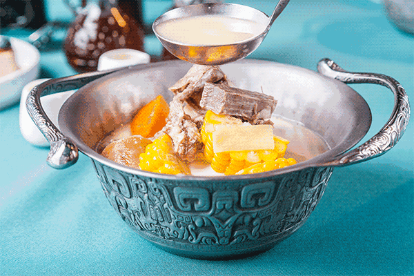 鹊鸲飞来了有什么寓意，喜鹊飞身上来象征着什么（魔都首家“点心火锅”开业）