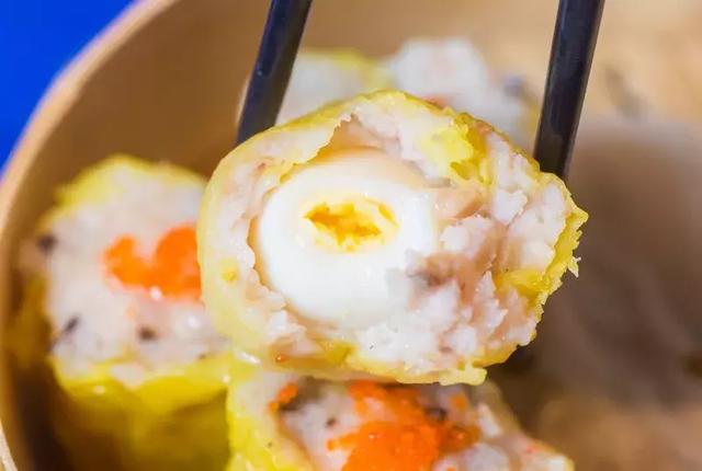 鹊鸲飞来了有什么寓意，喜鹊飞身上来象征着什么（魔都首家“点心火锅”开业）