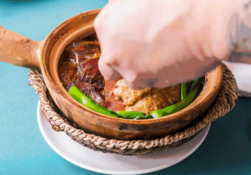 鹊鸲飞来了有什么寓意，喜鹊飞身上来象征着什么（魔都首家“点心火锅”开业）