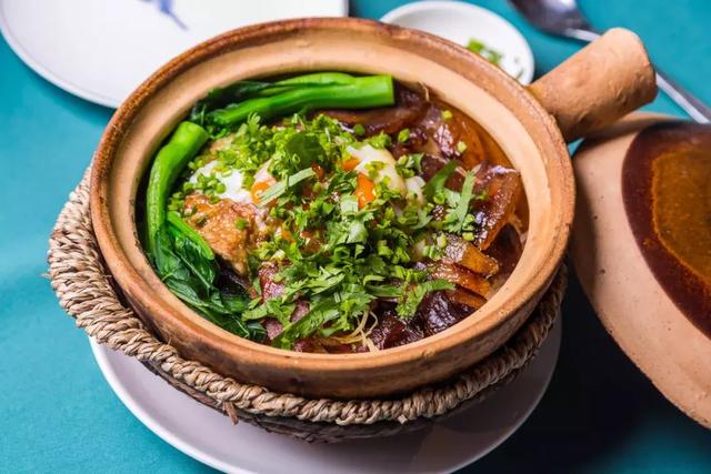 鹊鸲飞来了有什么寓意，喜鹊飞身上来象征着什么（魔都首家“点心火锅”开业）