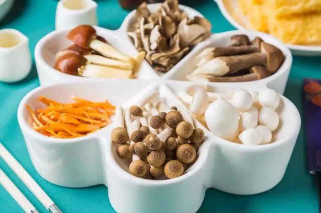 鹊鸲飞来了有什么寓意，喜鹊飞身上来象征着什么（魔都首家“点心火锅”开业）