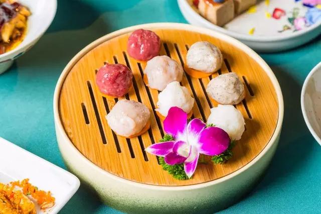 鹊鸲飞来了有什么寓意，喜鹊飞身上来象征着什么（魔都首家“点心火锅”开业）