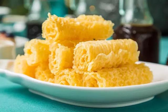 鹊鸲飞来了有什么寓意，喜鹊飞身上来象征着什么（魔都首家“点心火锅”开业）