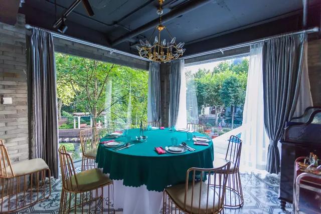 鹊鸲飞来了有什么寓意，喜鹊飞身上来象征着什么（魔都首家“点心火锅”开业）