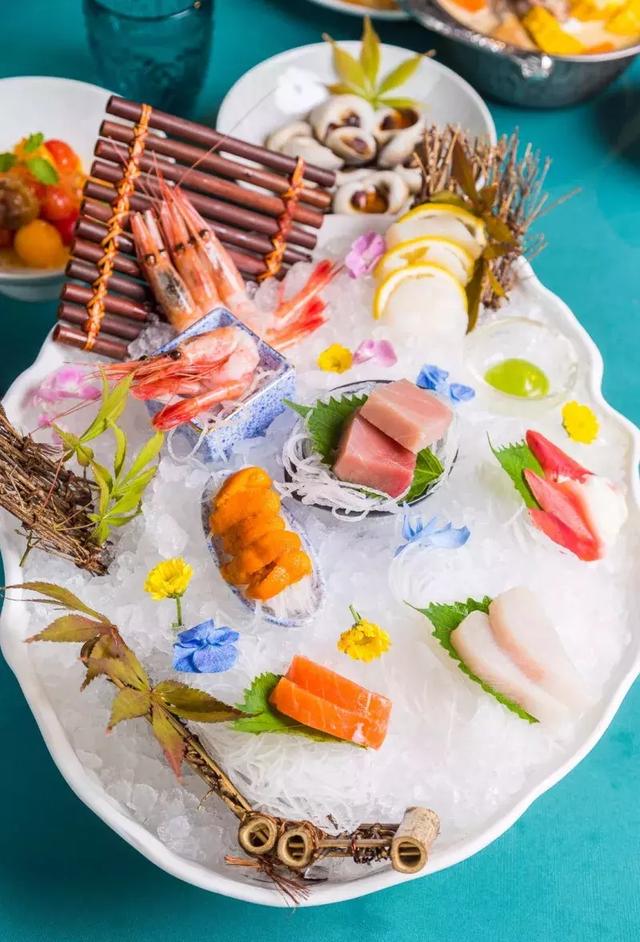 鹊鸲飞来了有什么寓意，喜鹊飞身上来象征着什么（魔都首家“点心火锅”开业）