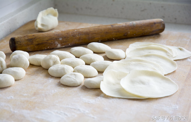怎样擀饺子皮，饺子皮的制作过程（做出的饺子皮又薄又韧）