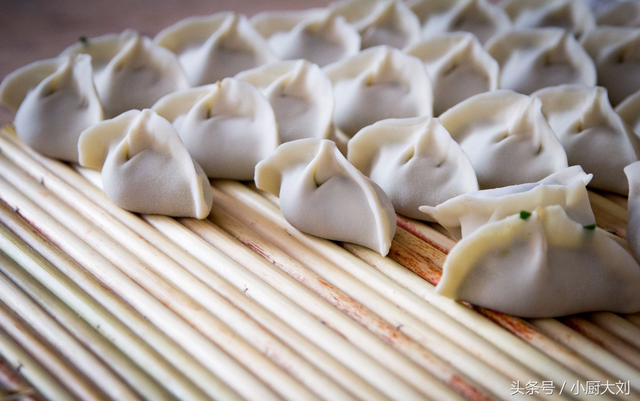 怎样擀饺子皮，饺子皮的制作过程（做出的饺子皮又薄又韧）