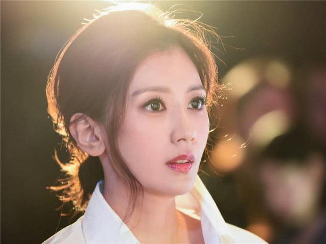 孙翎茜(孙翎茜几岁,贾静雯大女儿梧桐妹遭威胁(母女四人同框似姐妹)