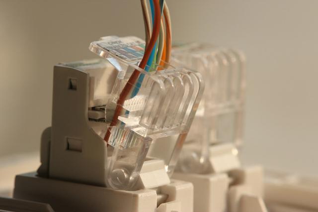 插座怎么接线，插座怎么接线 三孔带开关（它的接法和水晶头不一样哦）