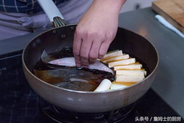 红烧鲽鱼的家常做法，红烧鲽鱼身的做法窍门（你吃过“轻红烧”的料理吗）