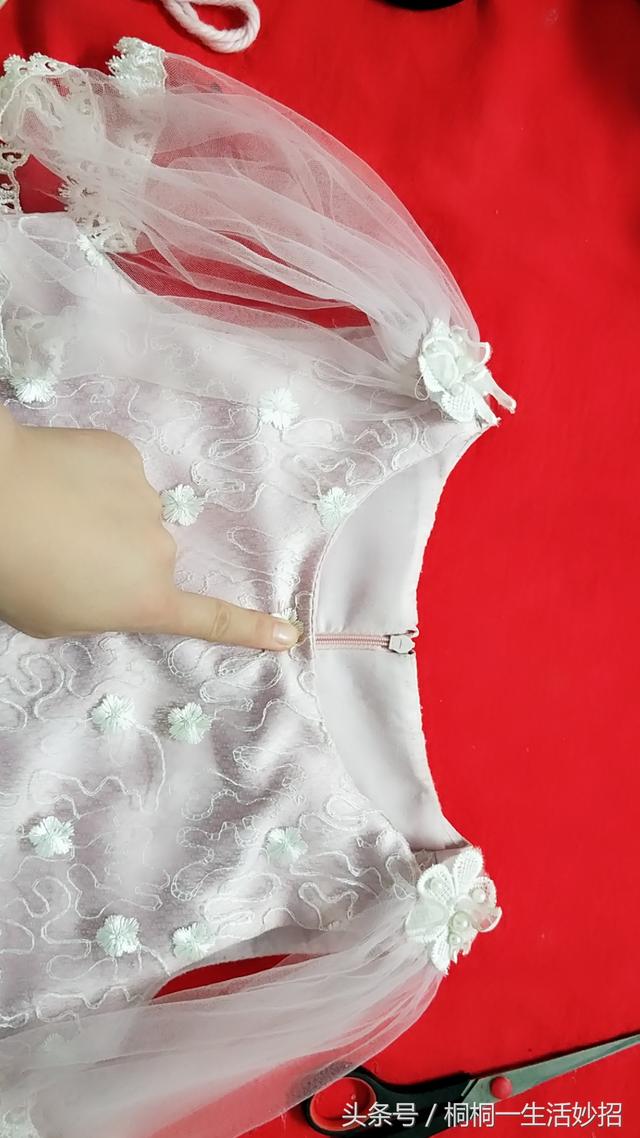 领口大怎么缝能让领口小，衣服领口大了怎么改小窍门视频（领口大了还可以这样改）