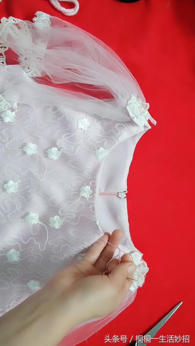 领口大怎么缝能让领口小，衣服领口大了怎么改小窍门视频（领口大了还可以这样改）