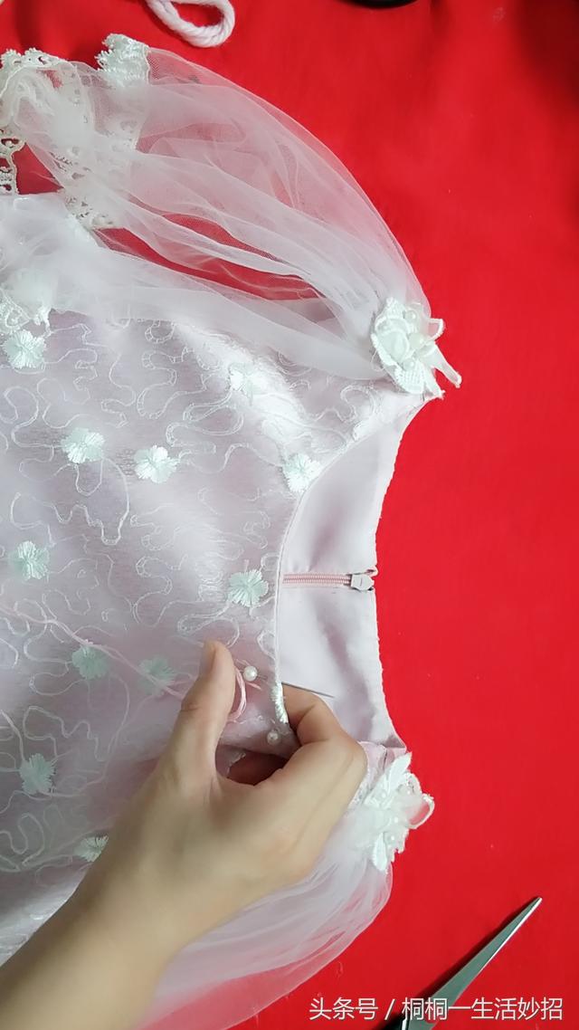 领口大怎么缝能让领口小，衣服领口大了怎么改小窍门视频（领口大了还可以这样改）