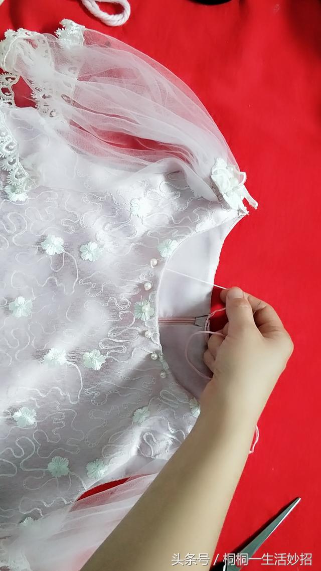 领口大怎么缝能让领口小，衣服领口大了怎么改小窍门视频（领口大了还可以这样改）