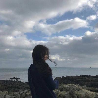 有点伤感的女生照片，微信头像，有点伤感的女生照片（女生伤感落寞微信背影头像）