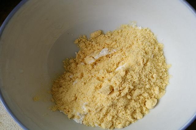 鲫鱼饵料配方大全，如何配制钓鲤鲫鱼的饵料配方（钓友们你们要的野钓鲫鱼饵料配方来了）