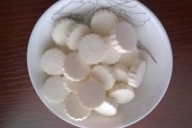 鲫鱼饵料配方大全，如何配制钓鲤鲫鱼的饵料配方（钓友们你们要的野钓鲫鱼饵料配方来了）