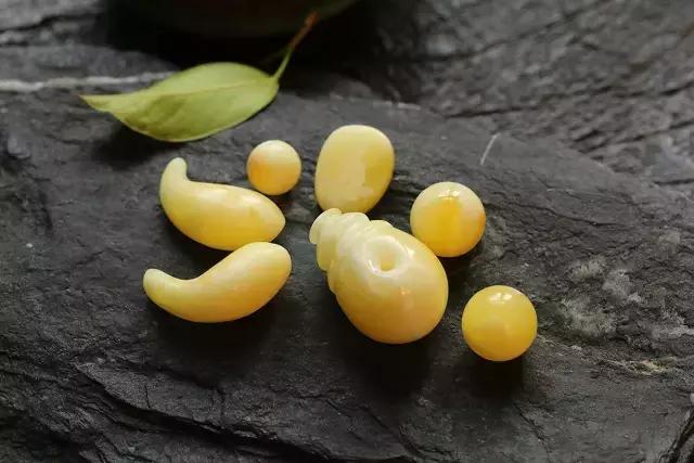 蜜蜡手链怎么保养方法，蜜蜡手链怎么保养方法图片（琥珀蜜蜡保养把玩三大纪律）
