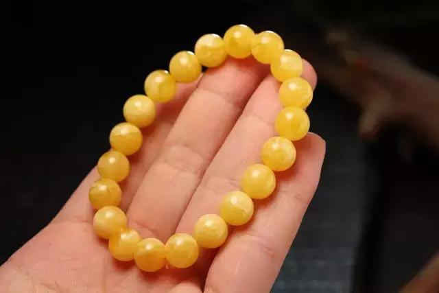 蜜蜡手链怎么保养方法，蜜蜡手链怎么保养方法图片（琥珀蜜蜡保养把玩三大纪律）