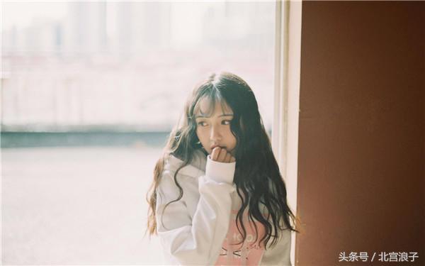 第一次跟女孩子聊天应该怎么聊，第一次怎么和女生聊天（看完这些，让你聊天时更加自信）