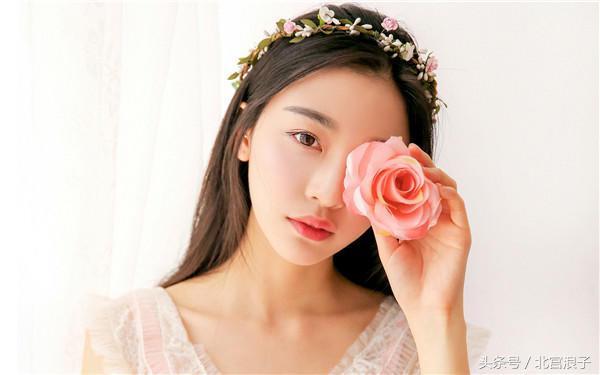 第一次跟女孩子聊天应该怎么聊，第一次怎么和女生聊天（看完这些，让你聊天时更加自信）