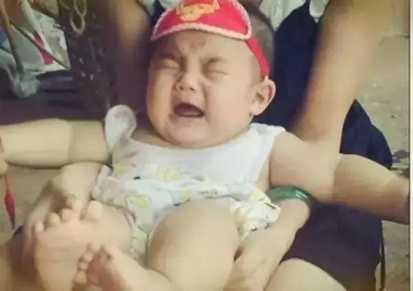 女婴的尿也算童子尿吗，童子尿和童女尿的区别（给娃把屎把尿致脱肛）