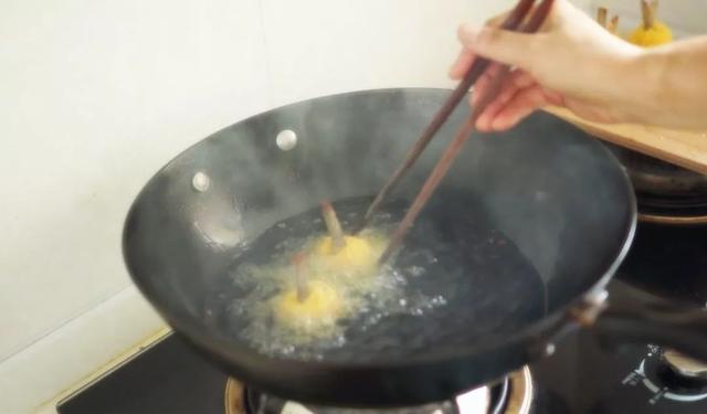 自制KFC黄金虾球怎么做，龙虾球怎么做（只有在肯德基里能吃到的黄金虾球）