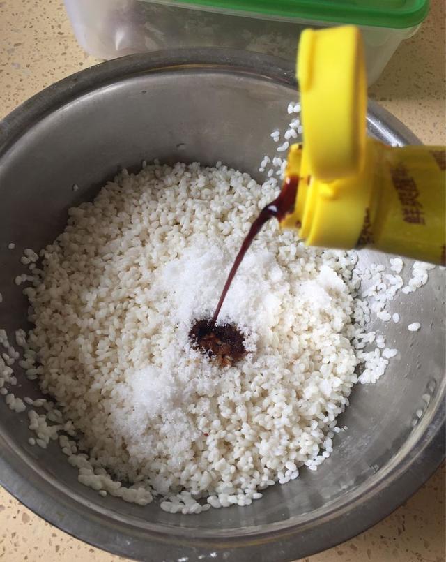 香肠粽子的做法和配料，香肠粽子的做法（教你做腊肠肉粽子的全过程）